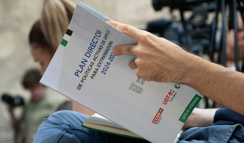 Ir a La Junta de Extremadura y los agentes sociales y económicos firman el nuevo \'Plan director de Políticas Activas de Empleo para Extremadura 2024-2027