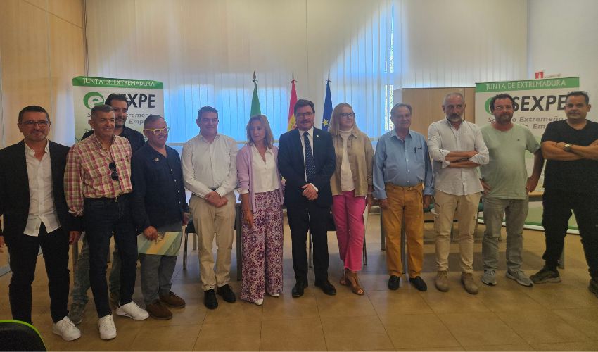 Ir a Las autoescuelas de la región firman el acuerdo para el bono transporte que permitirá mejorar la formación y empleabilidad del sector