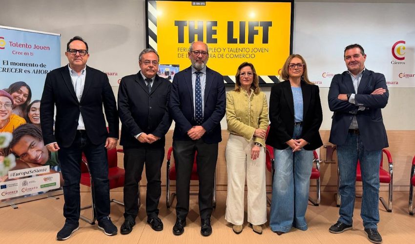 Ir a La Junta participa en la I Feria de Empleo de la Cámara de Comercio de Cáceres, punto de encuentro entre oferta y demanda laboral