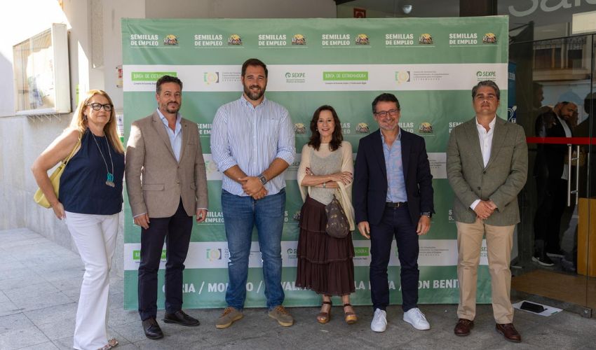 Ir a La Junta de Extremadura acerca sus recursos y oportunidades de empleo a la ciudadanía en la segunda edición de \